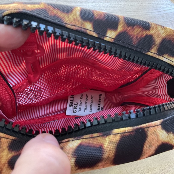 Herschel Supply Co. Heritabe Leopard Print Crossbody NWT - Picture 4 of 10